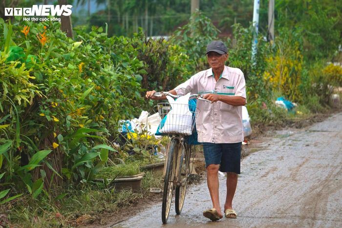 Cụ ông đẩy chiếc xe đạp chở bịch gạo vừa nhận từ đoàn thiện nguyện. Gồng mình, cố tránh những vũng bùn như sợ sẽ bị kéo ngược trở lại cơn ác mộng mấy ngày trước.