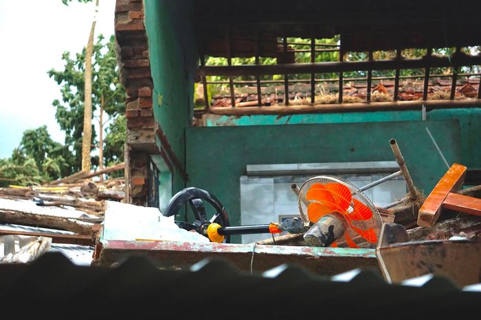 Căn nhà sập ngổn ngang, đồ đạc trôi lẫn bùn nhão. Từng món đồ, từng vật dụng trở thành minh chứng cho cơn lũ dữ dội vừa càn quét qua.