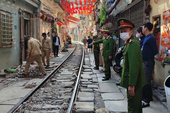 Cơ quan chức năng ra quân xử lý phố cà phê đường tàu Khâm Thiên, ngày 25/11. Ảnh: Công an cung cấp.