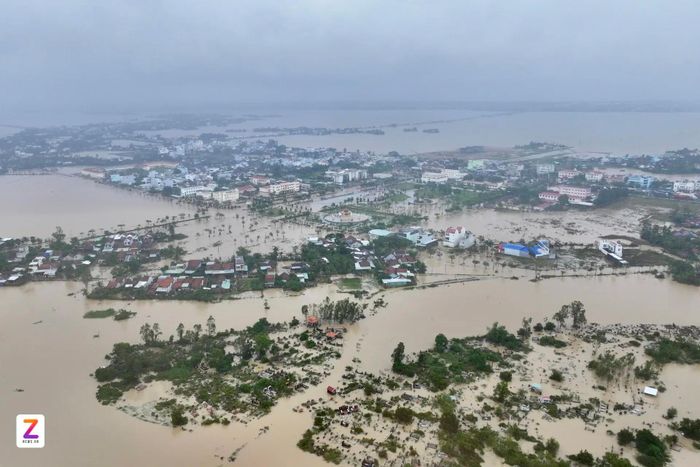 Phường Đông Hòa là khu vực ngập sâu nhất Đắk Lắk. Sau 4 ngày chìm trong biển lũ, mực nước tại một số khu vực đã rút bớt, nhưng toàn địa bàn vẫn còn nhiều điểm bị cô lập. Hình ảnh được ghi nhận vào chiều 22/11. Ảnh: Nghinh Phong Media.