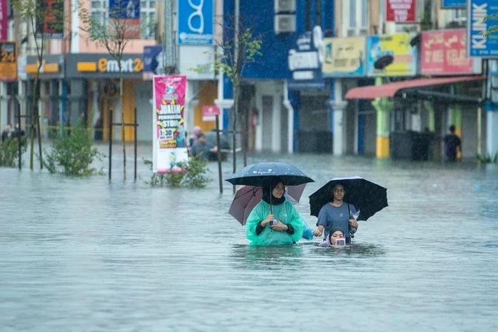 Khu vực Taman Bendahara ở Pengkalan Chepa (Malaysia) bị ngập sau nhiều giờ. Một số khu vực ngập sâu tới 2 mét, trải dài từ miền Nam Thái Lan sang Malaysia - những vùng từng bị lũ tàn phá năm ngoái. Ảnh: Bernama.