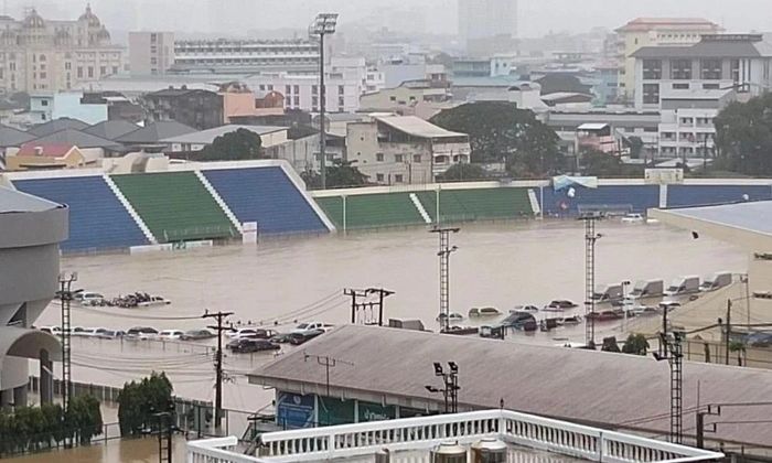 Sân tổ chức SEA Games 33 chịu ảnh hưởng do ngập lụt. Do tình hình ngập lụt nghiêm trọng, Cơ quan Thể thao Thái Lan (SAT) đã quyết định chuyển địa điểm tổ chức môn boxing của SEA Games 33 từ Songkhla sang Đại học Prince of Songkla và đang xem xét khả năng dời cả môn bóng đá lên Bangkok. Ảnh: Astro.