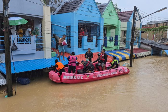 Toàn bộ thành phố Hat Yai cùng các huyện khác của Songkhla đã được tuyên bố là vùng thảm họa. Thủ tướng Thái Lan Anutin Charnvirakul yêu cầu tất cả bộ ngành huy động tối đa phương tiện, máy bơm, hệ thống đẩy nước và máy phát điện nhằm hỗ trợ các địa phương chịu ảnh hưởng nặng nề. Bộ Du lịch và Thể thao Thái Lan đã triển khai chiến dịch cứu trợ, cung cấp nhu yếu phẩm cho các khách sạn và dùng xe tải hạng nặng cùng thuyền để sơ tán du khách. Ảnh: Reuters.