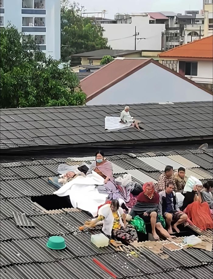 Người già và trẻ nhỏ co cụm trên mái nhà chờ cứu hộ. Trong khi đó, Đến trưa ngày 26/11, mực nước vẫn tiếp tục lên, khiến hoạt động sơ tán càng thêm khó khăn trong bối cảnh mưa lớn chưa có dấu hiệu dừng lại. Ảnh: Thaipbs