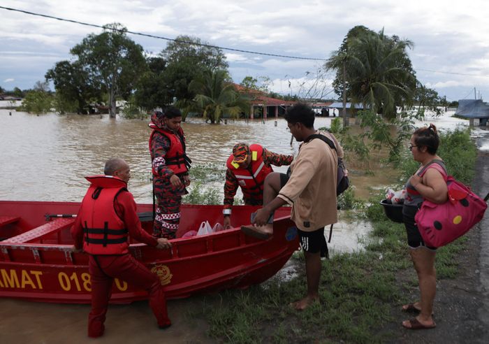Chính phủ Malaysia cho biết đã huy động hơn 100.000 nhân viên và phương tiện từ nhiều lực lượng tới hỗ trợ các bang chịu thiệt hại nặng. Thủ tướng Anwar Ibrahim yêu cầu các cơ quan dốc toàn lực hỗ trợ người dân. Ảnh: Reuters.