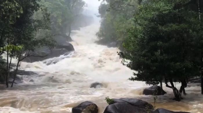 Nước lũ cuồn cuộn chảy từ dãy núi Bantad tràn vào kênh rạch và tràn vào nhà dân ở tỉnh Phatthalung ở Thái Lan vào ngày 24/11. Bộ Y tế Công cộng Thái Lan xác nhận ít nhất 19 người đã thiệt mạng. RID đang phối hợp nhiều cơ quan triển khai công tác cứu hộ và tìm giải pháp tiêu thoát nước khẩn cấp. Ảnh: Khaosodenglish.