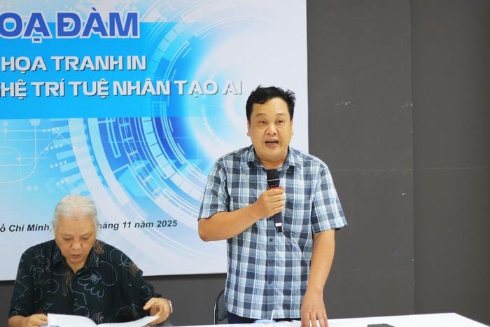 Thạc sĩ Lê Phi Hùng (Phó trưởng Ngành đồ họa Hội Mỹ thuật TP.HCM) chia sẻ. Ảnh: Huỳnh Tiến