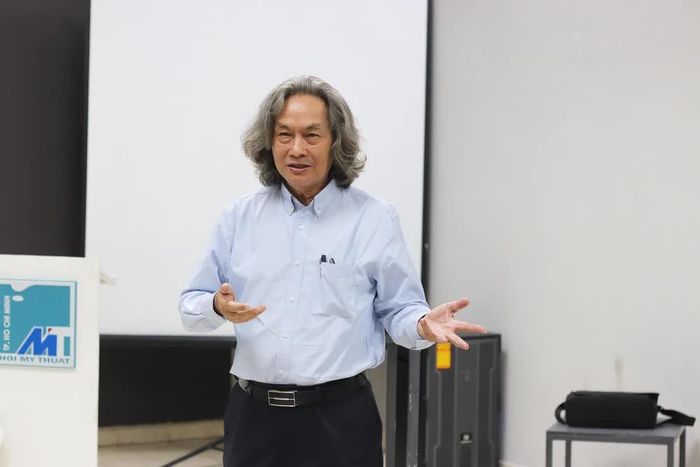 GS-TS Nguyễn Xuân Tiên (Chủ tịch Hội Mỹ thuật TP.HCM) chia sẻ những suy nghĩ về sự ảnh hưởng của AI. Ảnh: Thanh Phong