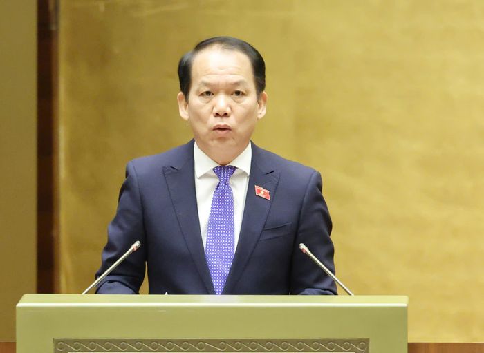  Chủ nhiệm Ủy ban Pháp luật và Tư pháp của Quốc hội Hoàng Thanh Tùng trình bày báo cáo thẩm tra về các dự án luật, sáng 26-11. Ảnh: QUANG PHÚC 