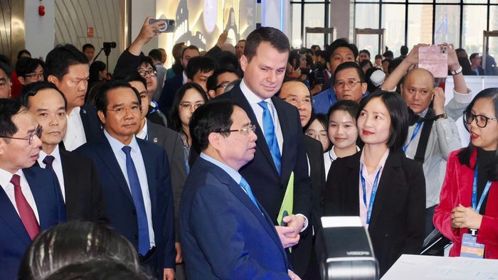 Thủ tướng Phạm Minh Chính tham quan các gian hàng trước phiên khai mạc Diễn đàn. Ảnh: HOÀNG HÙNG 