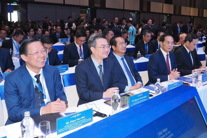  Các đồng chí lãnh đạo Chính phủ, ban ngành Trung ương và TPHCM dự khai mạc Diễn đàn. Ảnh: HOÀNG HÙNG 
