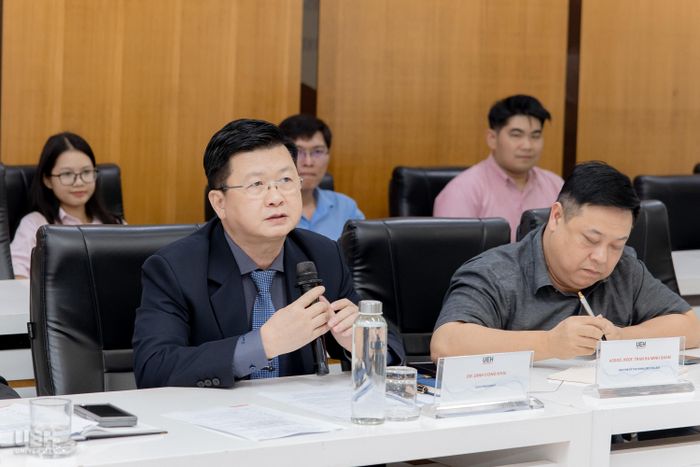 TS Đinh Công Khải phát biểu
