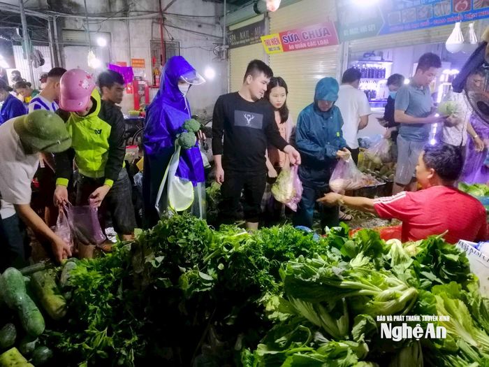 Rau xanh được tiêu thụ mạnh tại các khu chợ. Ảnh: Q.A