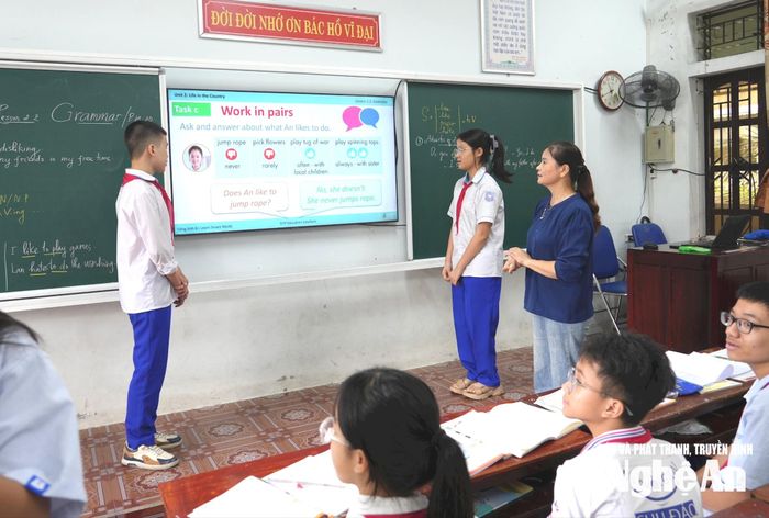 Giờ học tiếng Anh của học sinh Trường THCS Hồ Xuân Hương, xã Quỳnh Lưu. Ảnh: Mỹ Hà