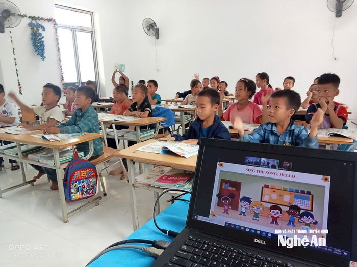 Giờ học tiếng Anh online của cô và trò Trường PT dân tộc bán trú Tiểu học Na Ngoi 2, xã Na Ngoi. Ảnh: PV