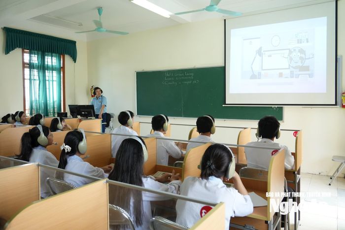 Để nâng cao năng lực ngoại ngữ thì đội ngũ giáo viên đóng vai trò tiên quyết. Ảnh: Mỹ Hà