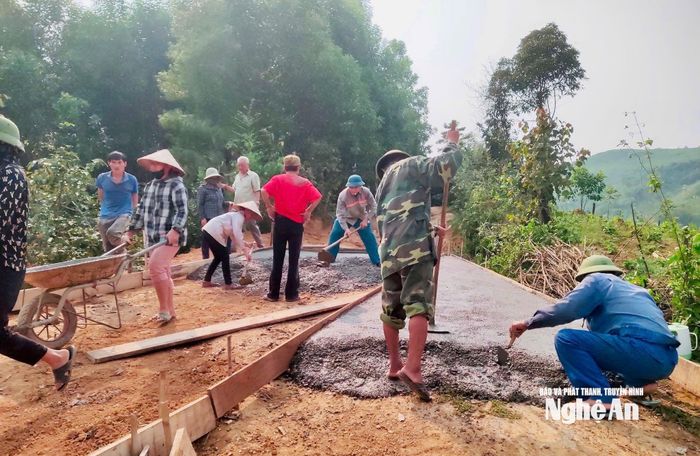 Các địa phương vùng cao ưu tiên nguồn lực xây dựng đường giao thông. Ảnh: Hoài Thu