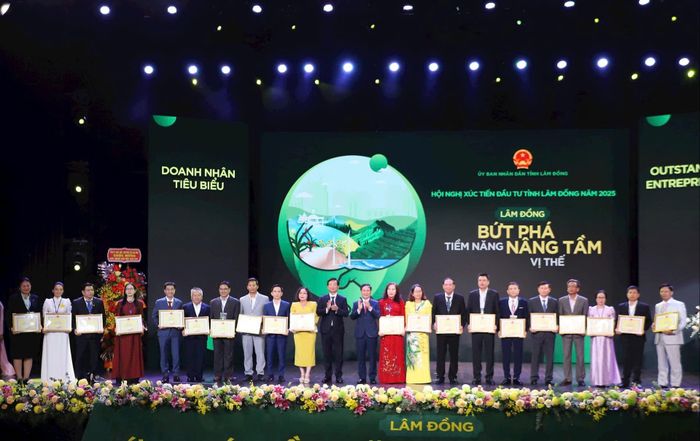 Chị Thư Hương (áo dài vàng) được Chủ tịch UBND tỉnh Lâm Đồng trao tặng bằng khen
