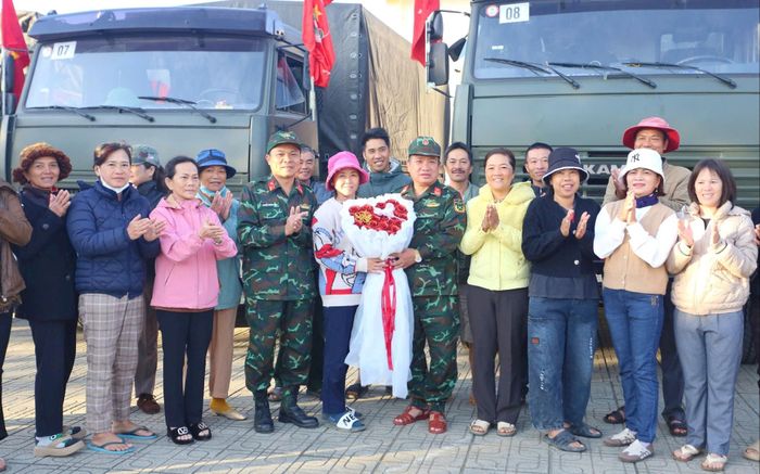 Người dân tặng hoa cảm ơn cán bộ, chiến sĩ Sư đoàn 302