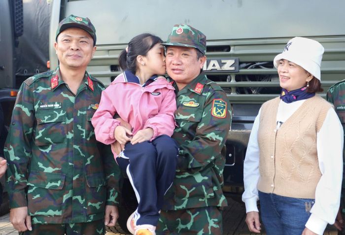 Em bé D'ran tạm biệt các chú bộ đội