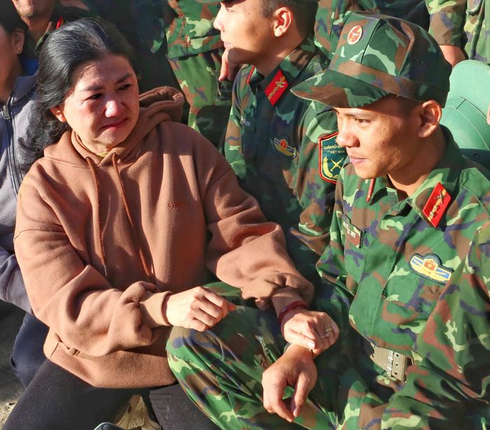 Người mẹ D'ran mắt đỏ hoe trước giờ chia tay bộ đội
