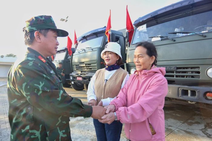 Bà con gửi lời cảm ơn lãnh đạo Sư đoàn 302