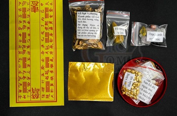 Sử dụng gạo vàng Thần tài và Cốt Thất Bảo đặt trong tro nếp bát hương thì sẽ kích hoạt năng lượng trường khí rất cát vượng.