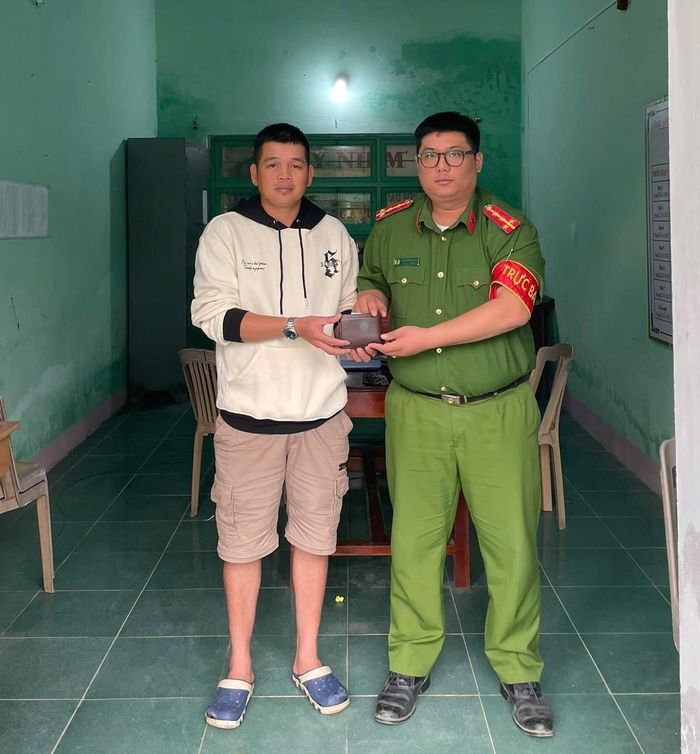 Công an xã Việt An bàn giao lại tài sản cho anh Lập.