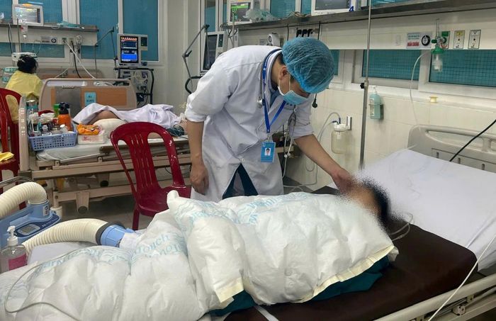 Cháu bé 7 tuổi đang được chăm sóc tại bệnh viện.