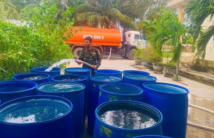 Lực lượng Quân khu 5 cung cấp nước sạch cho người dân