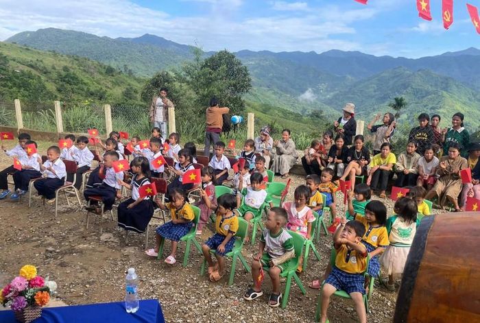  Trẻ mầm non và tiểu học tham gia lễ khai giảng ở điểm trường Ông Bình, Trường Mẫu giáo Trà Leng 1. Ảnh: NVCC 