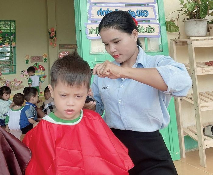  Cô giáo Nguyễn Thị Tý kiêm nhiệm luôn việc cắt tóc, vệ sinh cá nhân cho trẻ mầm non. Ảnh: NVCC 
