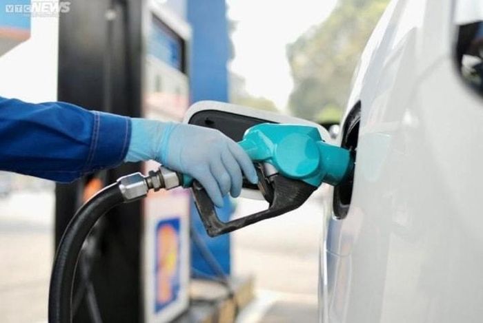 Giá xăng và dầu đều giảm mạnh từ chiều nay. (Ảnh: PLX)