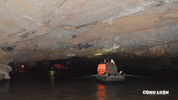 Hang Bụt có chiều dài khoảng 500m.