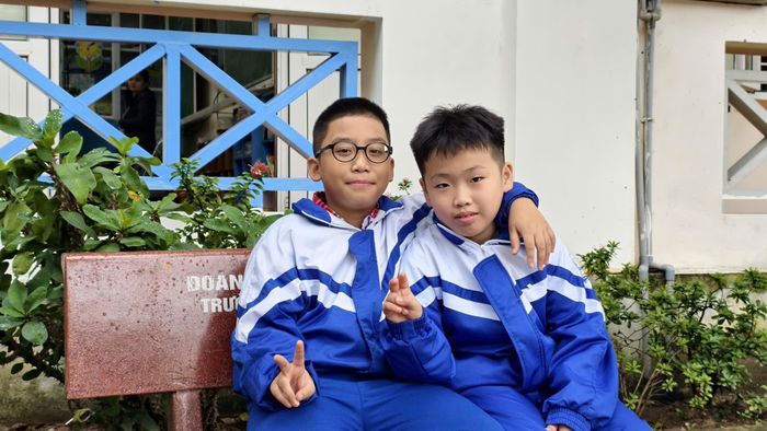 Đôi bạn Ngô Bá Minh Phúc (bên trái) và Đặng Hồng Trường (bên phải) là cặp đôi thuộc lứa tuổi nhỏ tuổi nhất tại chung kết quốc gia Cuộc thi Robotics năm 2025. Ảnh: Diệp Thanh