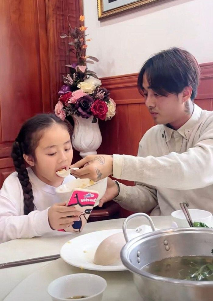 Đạt G chăm sóc con gái riêng của vợ một cách chu đáo.