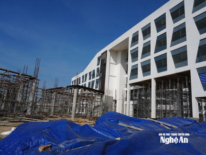 Thi công khu nhà hiệu bộ thuộc giai đoạn 2 của dự án. Ảnh: Mỹ Hà