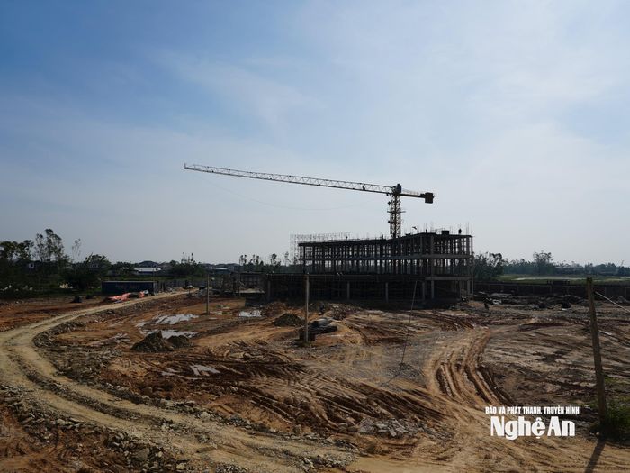 Thi công dãy nhà ký túc xá thuộc giai đoạn 2 của dự án. Ảnh: Mỹ Hà