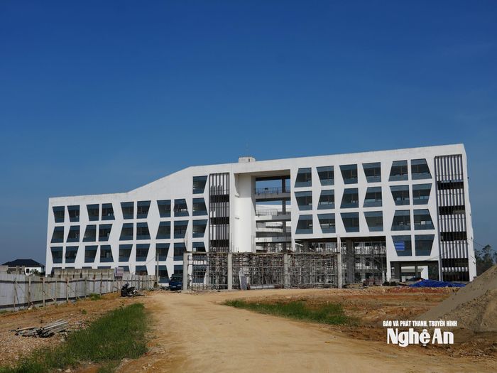 Dãy phòng học thuộc giai đoạn 1 của dự án đã hoàn thành. Ảnh: Tiến Hùng