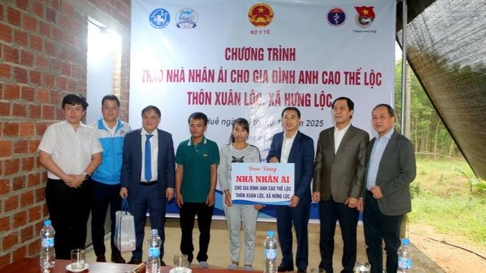 Trao tặng "Nhà Nhân Ái" cho gia đình có hoàn cảnh đặc biệt khó khăn tại xã Hưng Lộc