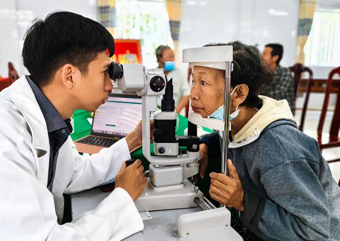 Xã Vĩnh Hòa quan tâm, chăm lo sức khỏe cho người dân. Ảnh: THỦY TIÊN