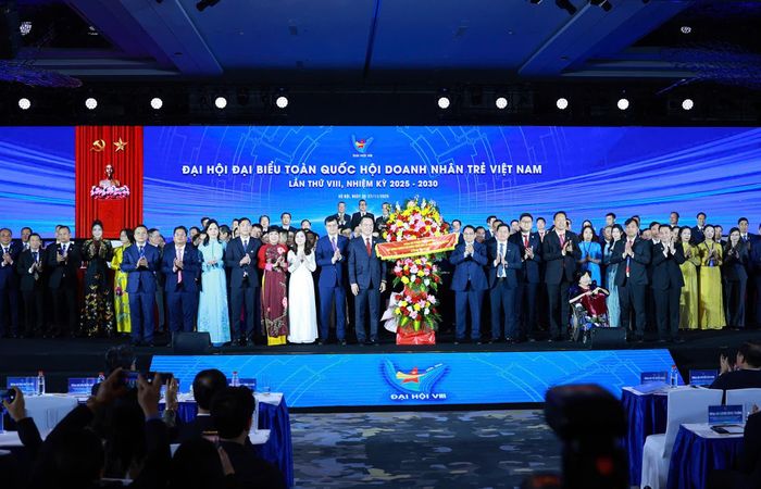 Thủ tướng Phạm Minh Chính tặng hoa chúc mừng Đại hội. Ảnh: Nhật Bắc