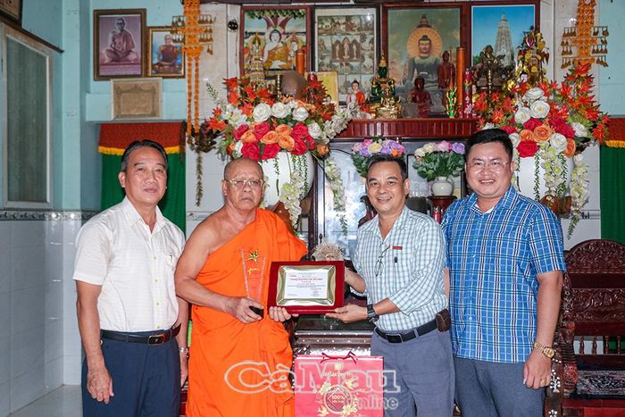 Đại diện xã Hưng Hội và Báo Pháp luật Việt Nam trao tặng biểu trưng và Quyết định công nhận Gương sáng pháp luật năm 2025 cho Hòa thượng Hữu Hinh.