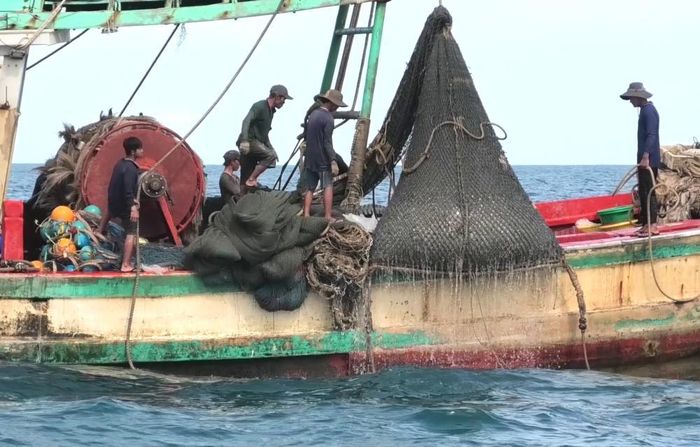 Một tàu cá của Cà Mau đang đánh bắt tại vùng biển xa bờ.