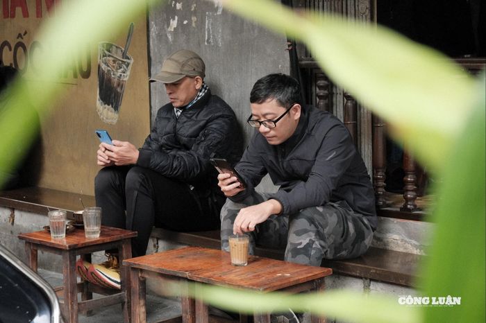 Cà phê buổi sáng là một phần đời sống tinh thần của người Hà Nội.