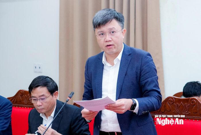 Phó trưởng Ban Thường trực Ban Nội chính Tỉnh ủy Võ Minh Thế báo cáo tình hình, kết quả công tác nội chính, phòng, chống tham nhũng, lãng phí, tiêu cực, cải cách tư pháp tháng 11, nhiệm vụ trọng tâm tháng 12/2025. Ảnh: Phạm Bằng