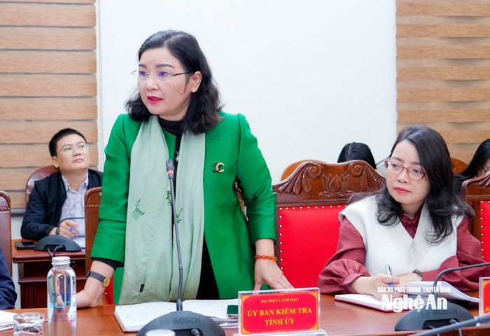 Phó Chủ nhiệm phụ trách Ủy ban Kiểm tra Tỉnh ủy Nguyễn Thị Hồng Hoa phát biểu tại hội nghị. Ảnh: Phạm Bằng