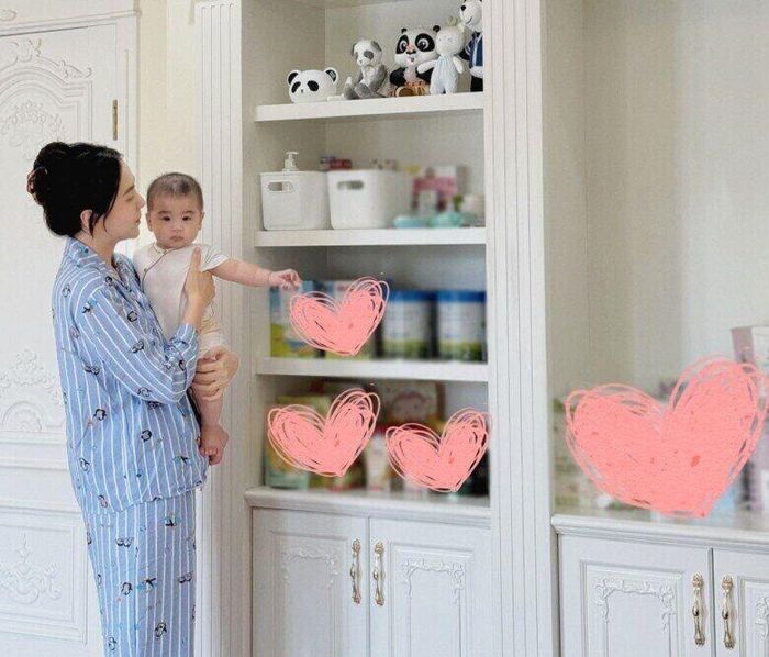 Mai Ngọc cho biết con trai có sự phát triển thể chất gần bằng bé 1 tuổi.