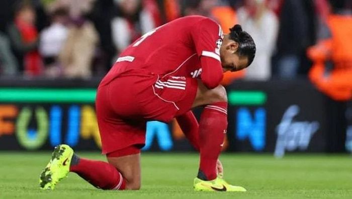 Hàng thủ Liverpool liên tục mắc lỗi.
