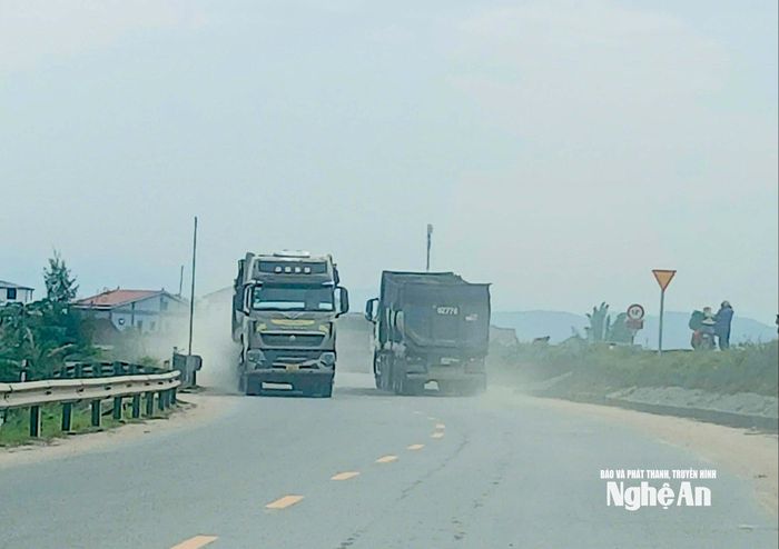 Xe chạy cuộn bụi mù mịt trên dọc tuyến đê Tả Lam. Ảnh: Đình Tuyên